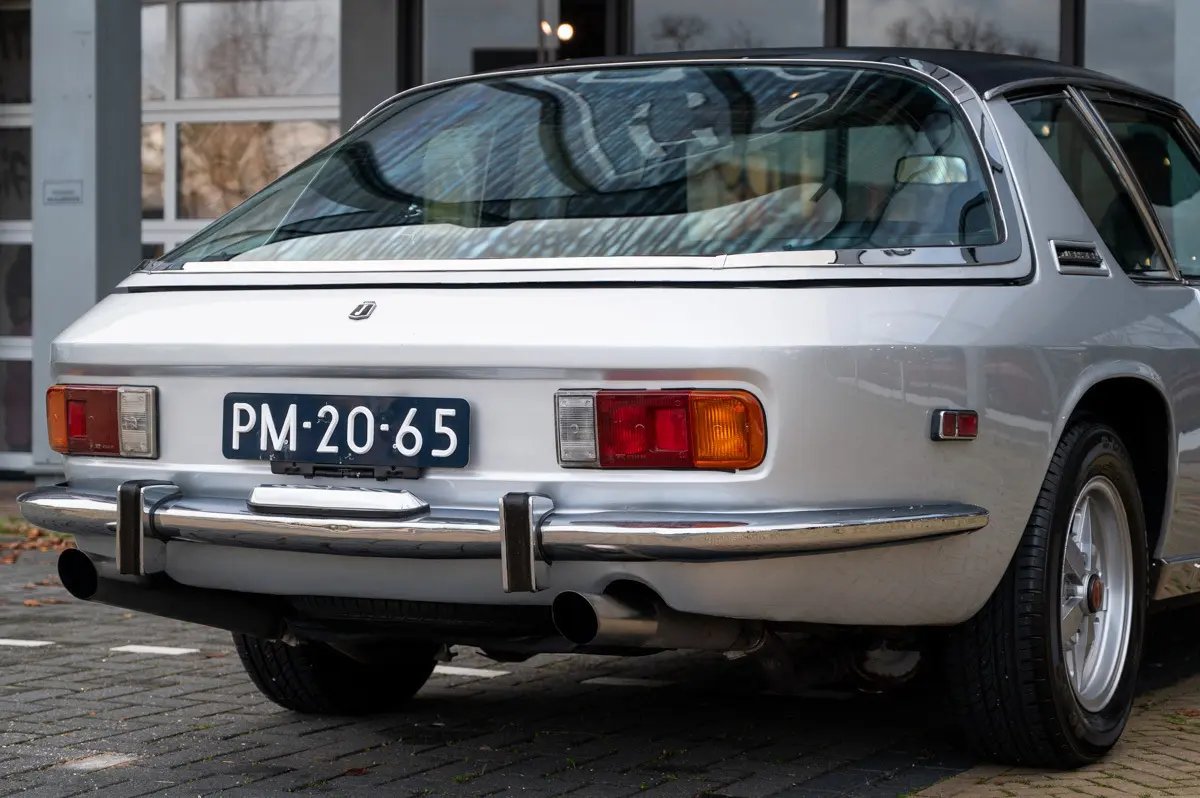 Jensen Interceptor — driekwart achter met panoramische achterruit