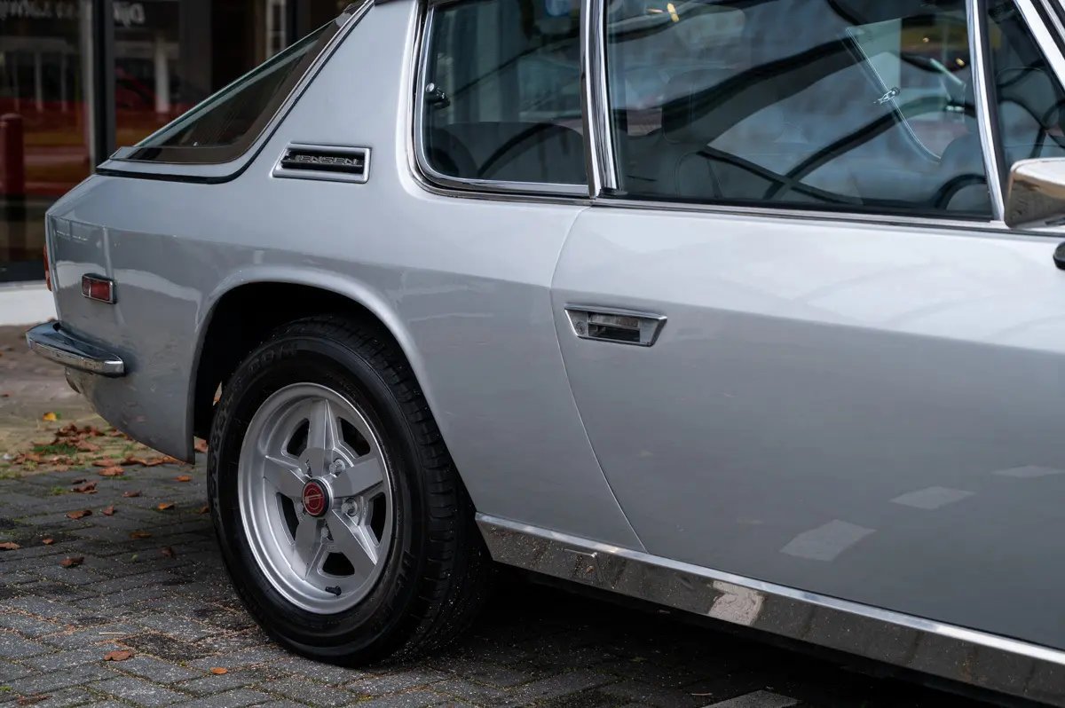 Jensen Interceptor — zijkant met karakteristieke daklijn